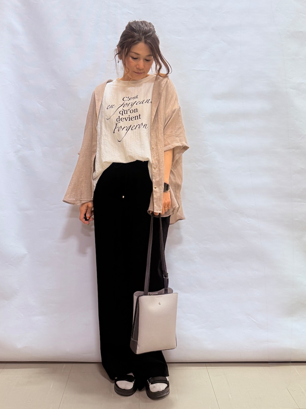 ベージュ系のテーラードジャケット、ホワイト系のTシャツ/カットソー、ブラック系のその他パンツを着用したレディースの夏コーディネートの1枚目の写真