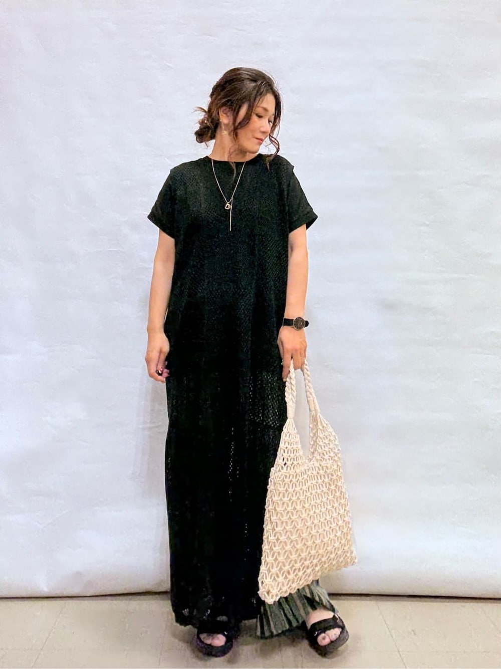 ブラック系のワンピース、ブラック系のTシャツ/カットソー、グリーン系のその他パンツを着用したレディースの秋コーディネートの1枚目の写真