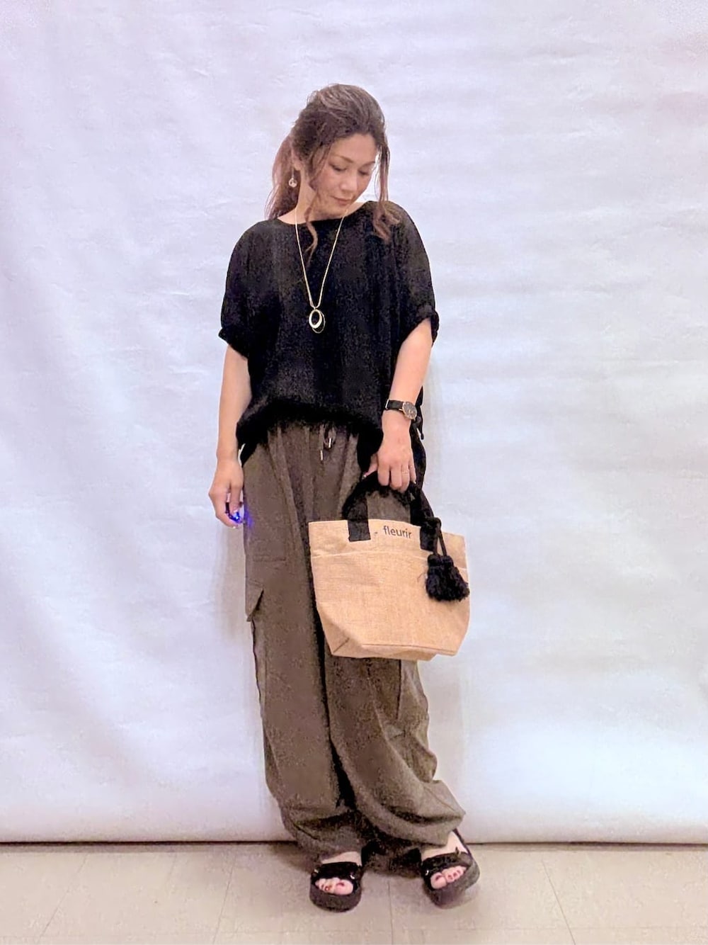 ブラック系のシャツ/ブラウス、グリーン系のその他パンツ、ブラック系のサンダルを着用したレディースの夏コーディネートの1枚目の写真