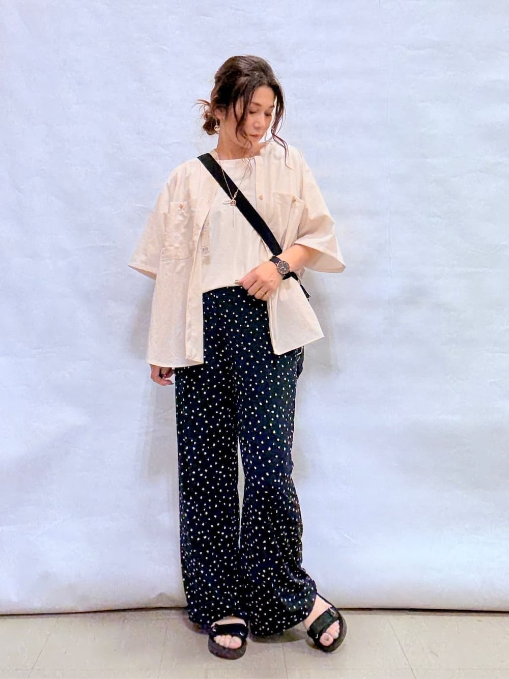 ベージュ系のシャツ/ブラウス、ホワイト系のTシャツ/カットソー、ブラック系のサンダルを着用したレディースの夏コーディネートの1枚目の写真