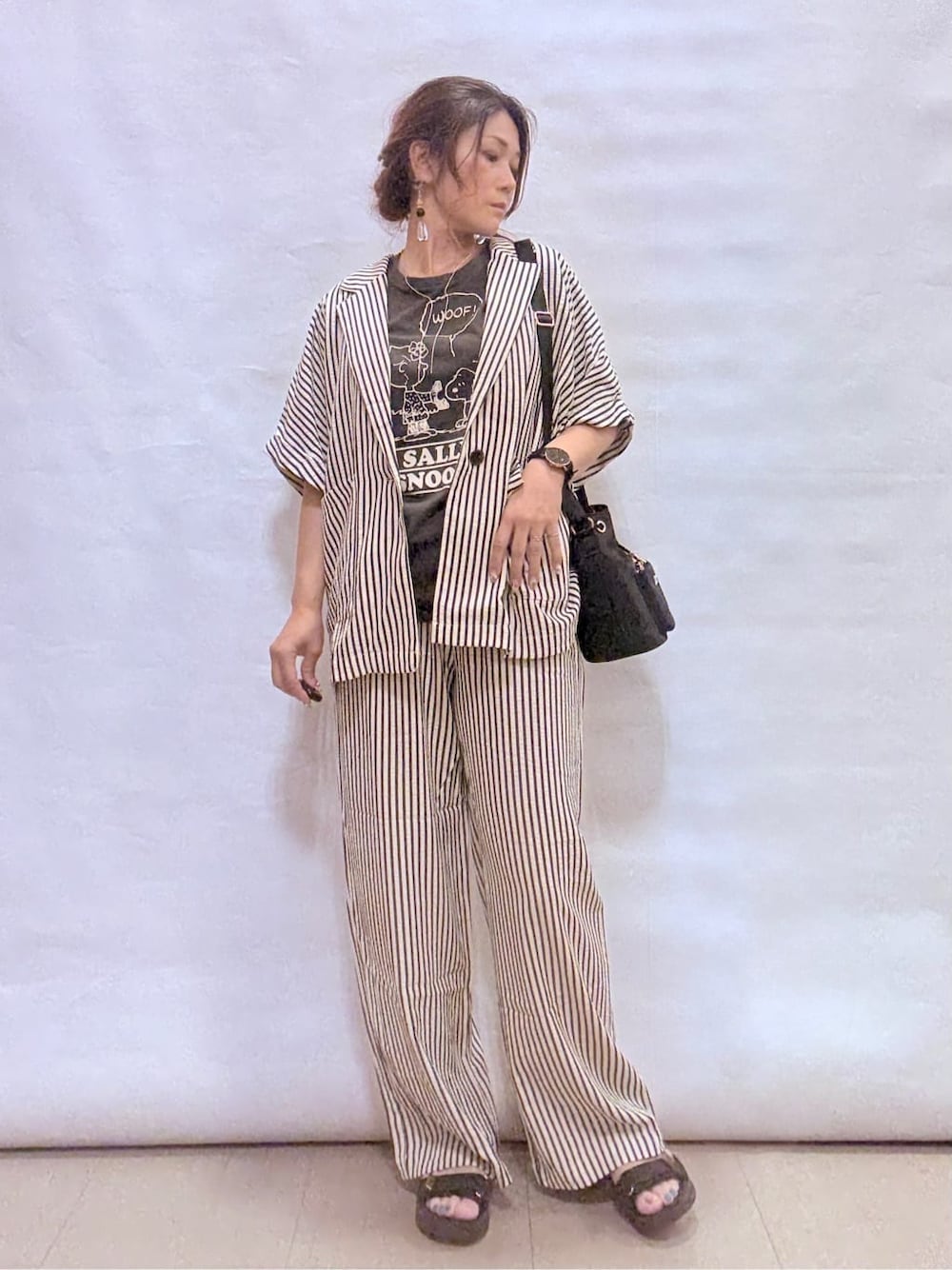 ブルー系のテーラードジャケット、グレー系のTシャツ/カットソー、ブルー系のその他パンツを着用したレディースの夏コーディネートの1枚目の写真