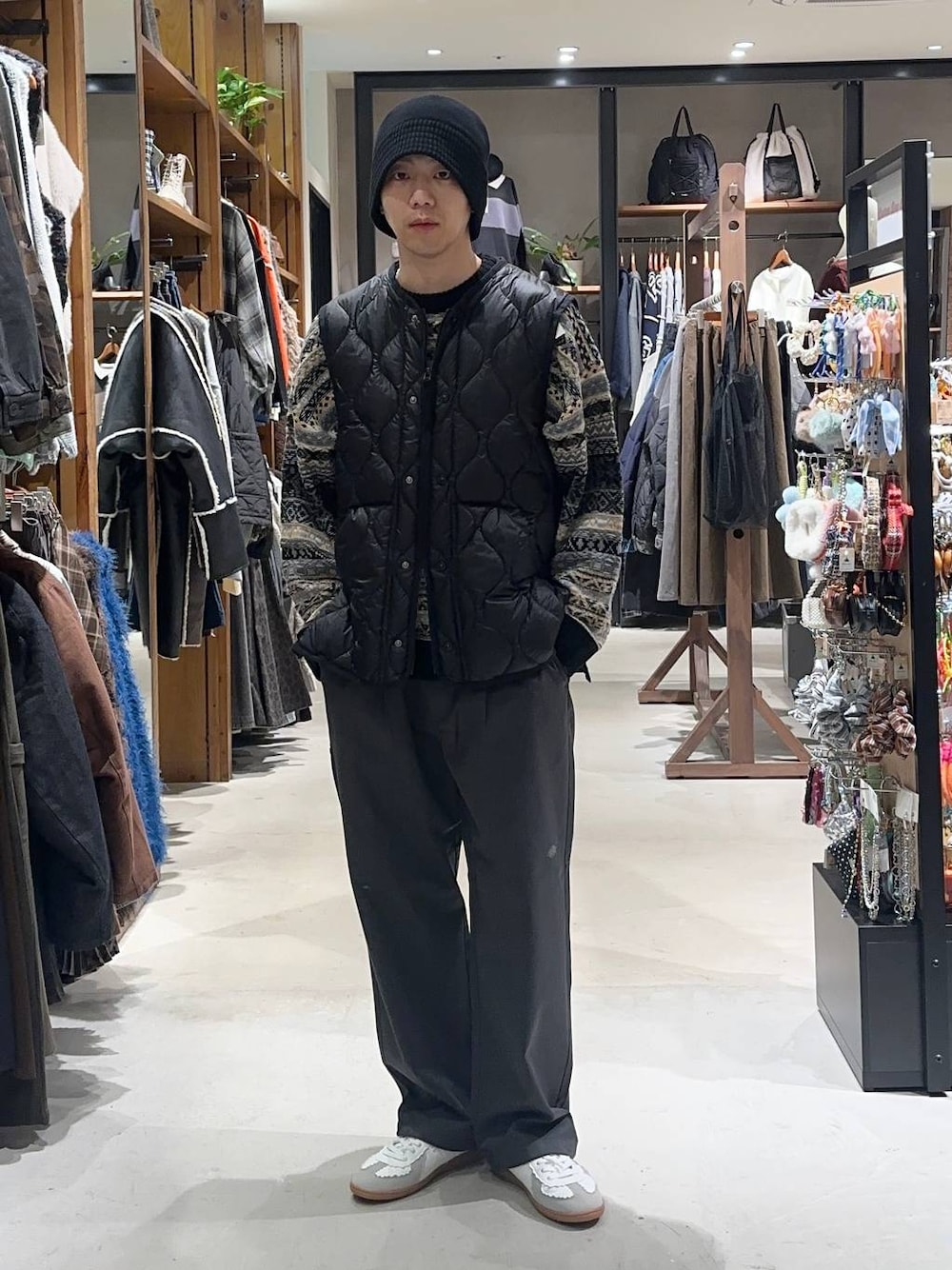 グレー系のその他パンツ、ブラック系のその他アウター、ホワイト系のスニーカーを着用したメンズの秋コーディネートの1枚目の写真