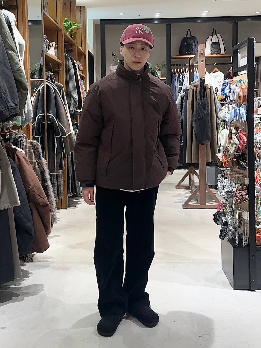 ブラウン系のブルゾン、ブラック系のその他パンツ、ブラック系のサンダルを着用したメンズの秋コーディネートの1枚目の写真