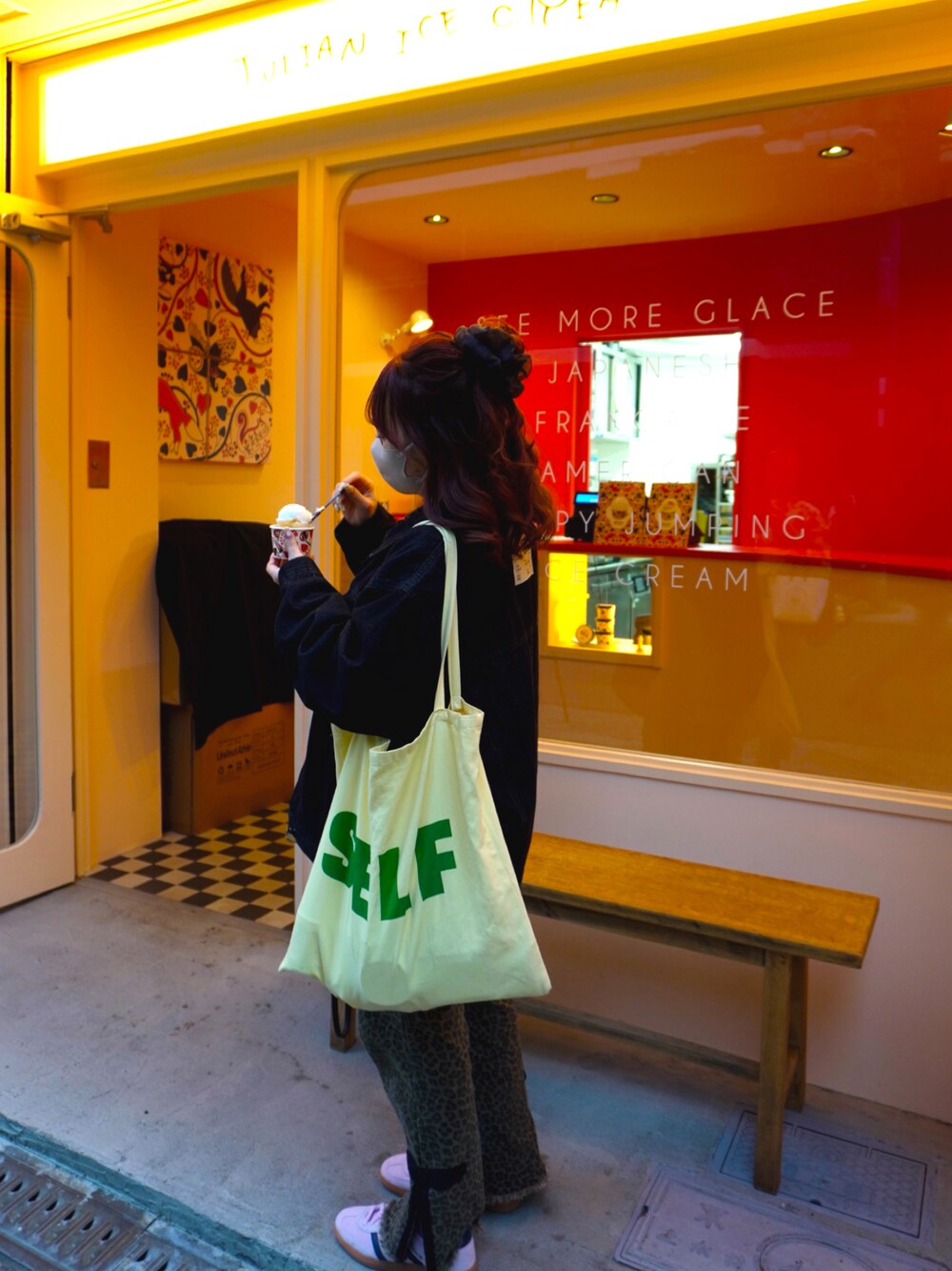 「休日スタイル、カラーコーデ、デニムジャケット、30代コーデ、オトナカジュアル、outfit」｜「jumelleのラベリングデニムジャケット（デニムジャケット、ブラック系）」を使った、aikaさん（レディース・149cm）の春コーディネートの1枚目の写真