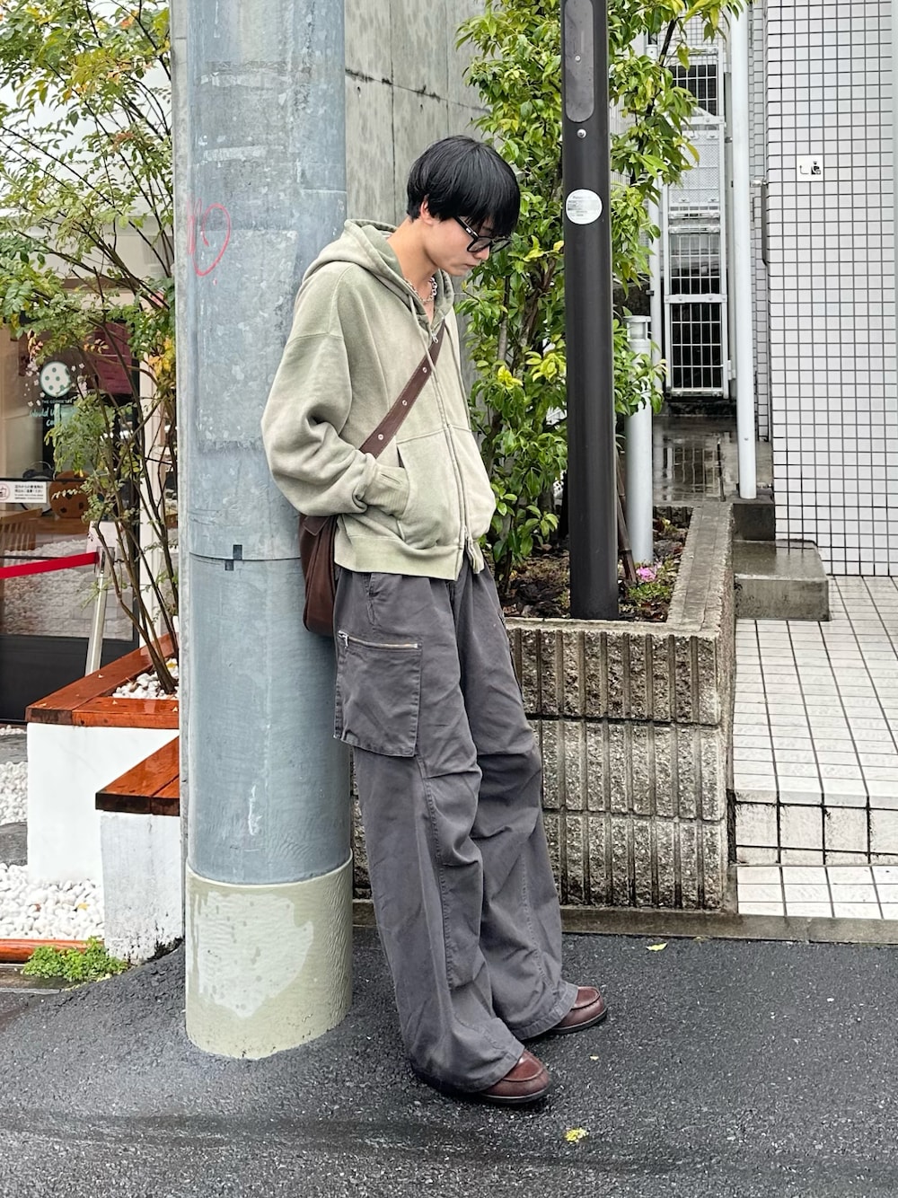 「ショルダーバッグ、パーカー、ジップパーカー、カーゴパンツ、ローファー、春コーデ、プチプラ、メガネ男子、デートコーデ、大人カジュアル、シティーボーイ」｜「soerteのHeavy weight double zip-up hoodie /ヘビーウェイトダブルジップフーディー（パーカー、グリーン系）」を使った、中村瑞輝(みずきち)さん（骨格ナチュラル・メンズ・176cm）の春コーディネートの1枚目の写真