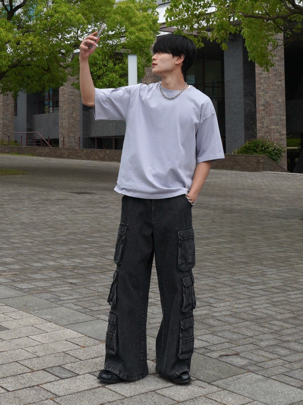 「シンプルコーデ、デニム、カーゴパンツ、ローファー、Tシャツ、プチプラ、シティーボーイ、色物、夏コーデ、夏服、デートコーデ」｜「CLELの【CLEL】3D Many Pocket Denim Cargo Pants / 3Dメニーポケット デニムカーゴパンツ（デニムパンツ、ブラック系）」を使った、中村瑞輝(みずきち)さん（骨格ナチュラル・メンズ・176cm）の夏コーディネートの1枚目の写真