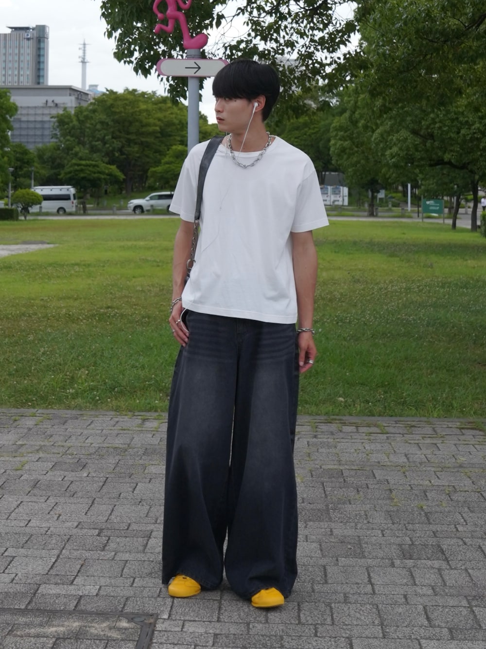 「夏ルックで気分アップ、Tシャツ、白Tシャツ、デニム、デニムパンツ、スニーカー、差し色コーデ、プチプラ、デートコーデ、プチプラコーデ、ショルダーバッグ、夏コーデ、夏服、オニツカタイガー」｜「Loose/ルースのスリムフィット コンパクトショートTシャツ（Tシャツ/カットソー、ホワイト系）」を使った、中村瑞輝(みずきち)さん（骨格ナチュラル・メンズ・176cm）の夏コーディネートの1枚目の写真