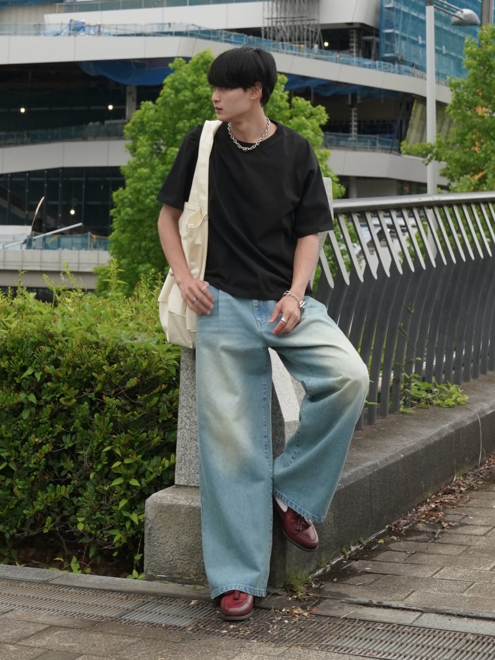 ブラック系のTシャツ/カットソー、ブルー系のデニムパンツ、レッド系のローファーを着用したメンズの夏コーディネートの1枚目の写真