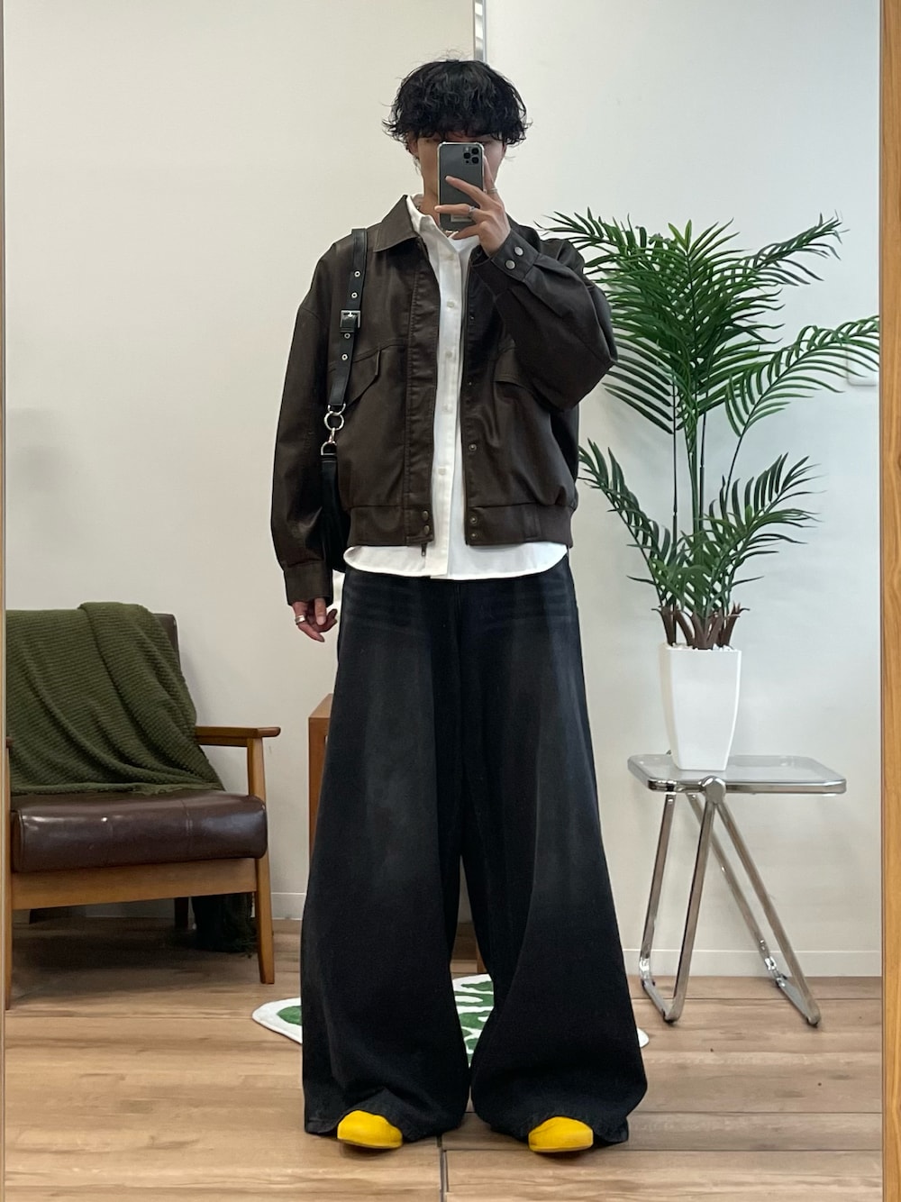 ホワイト系のシャツ/ブラウス、ブラウン系のブルゾン、ブラック系のデニムパンツを着用したメンズの秋コーディネートの1枚目の写真