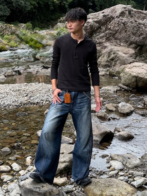 「SINSS（シンス）のCompact rib henley LS T-shirt / コンパクトリブヘンリーロングスリーブTシャツ（Tシャツ/カットソー）」を使った、中村瑞輝(みずきち)さん（メンズ・176cm）の秋コーディネート