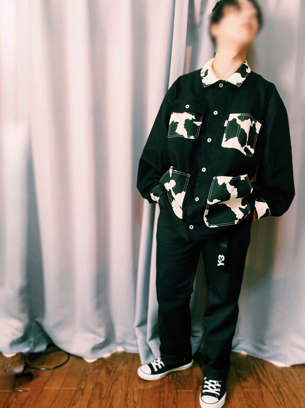 「ブラックコーデ、シンプルコーデ、秋のコーデ、低身長、perushu、Y-3、Dickies、converse」｜「Perushuのビッグカバーオール（セットアップ着用可）（カバーオール、ブラック系）」を使った、もふすけさん（メンズ・168cm）の秋コーディネートの1枚目の写真