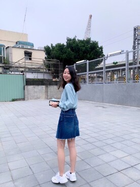 「adidas（アディダス）の[ADIDASFLCN W] アディダスオリジナルス（スニーカー、ホワイト系）」を使った、jennyhuohさん（レディース・162cm）の春コーディネート