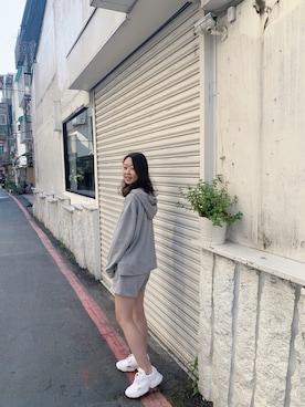 「adidas（アディダス）の[ADIDASFLCN W] アディダスオリジナルス（スニーカー、ホワイト系）」を使った、jennyhuohさん（レディース・162cm）の春コーディネート