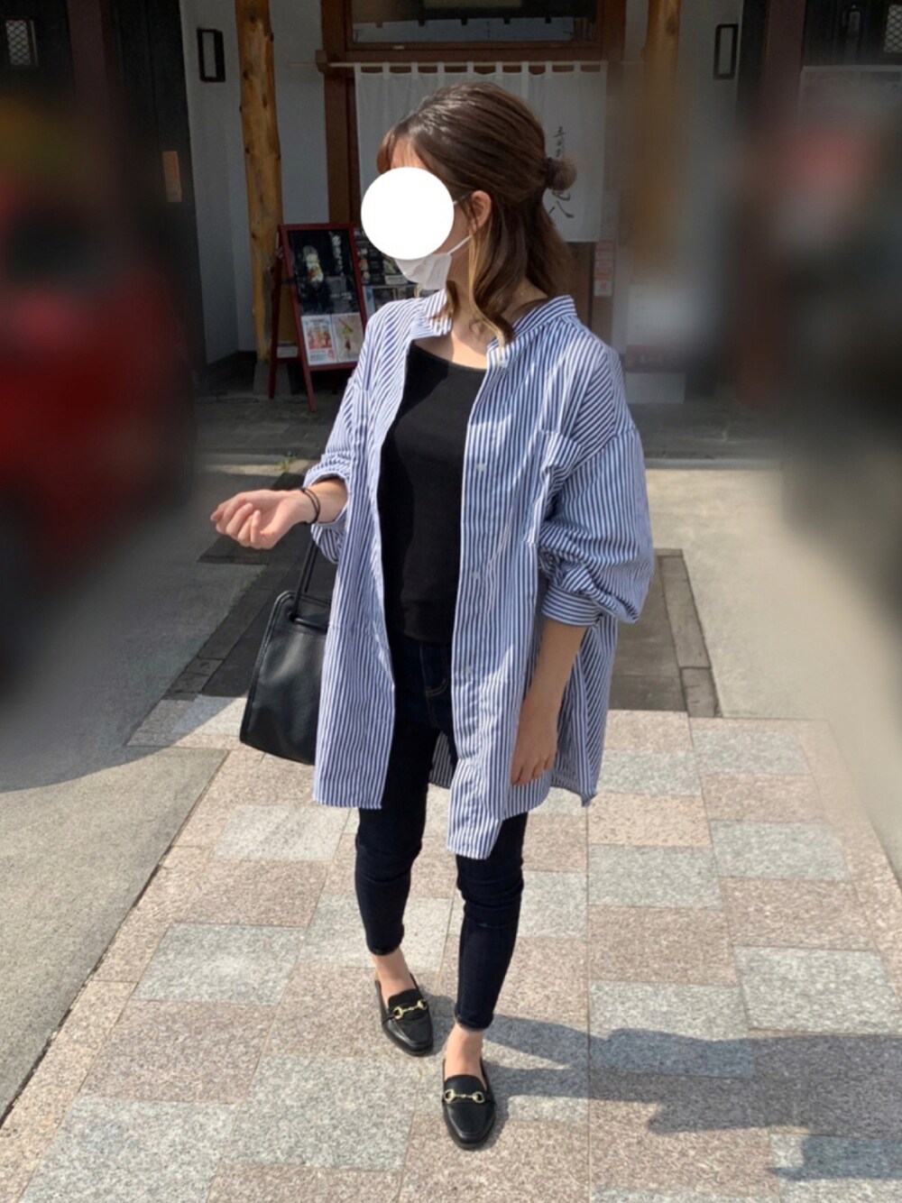 ブラック系のその他シューズ、ブルー系のデニムパンツ、ブラック系のトートバッグを着用したレディースの秋コーディネートの1枚目の写真