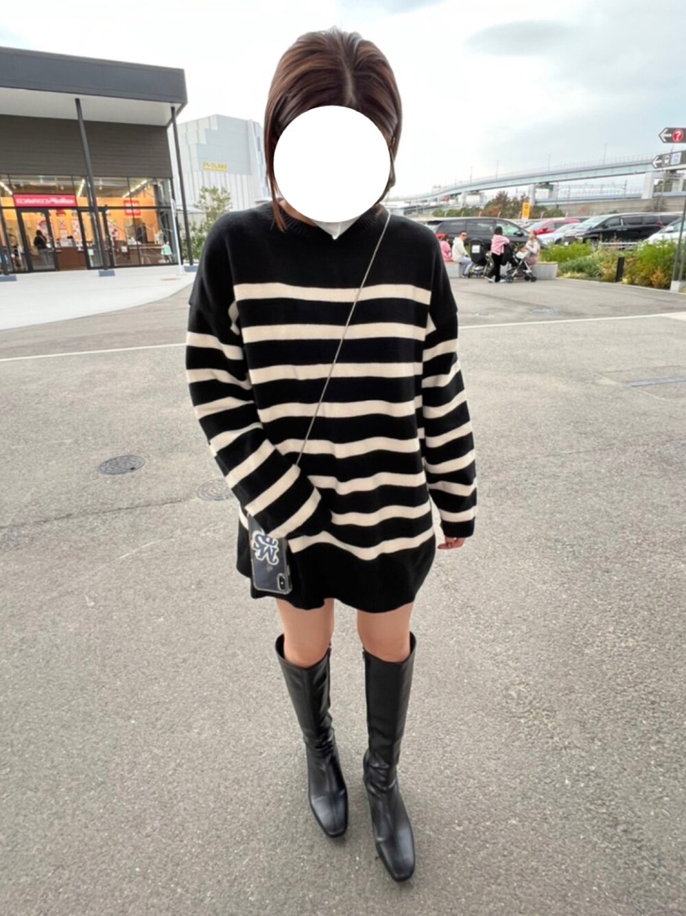 ブラック系のニット/セーター、ブラック系のその他パンツを着用したレディースの秋コーディネートの1枚目の写真