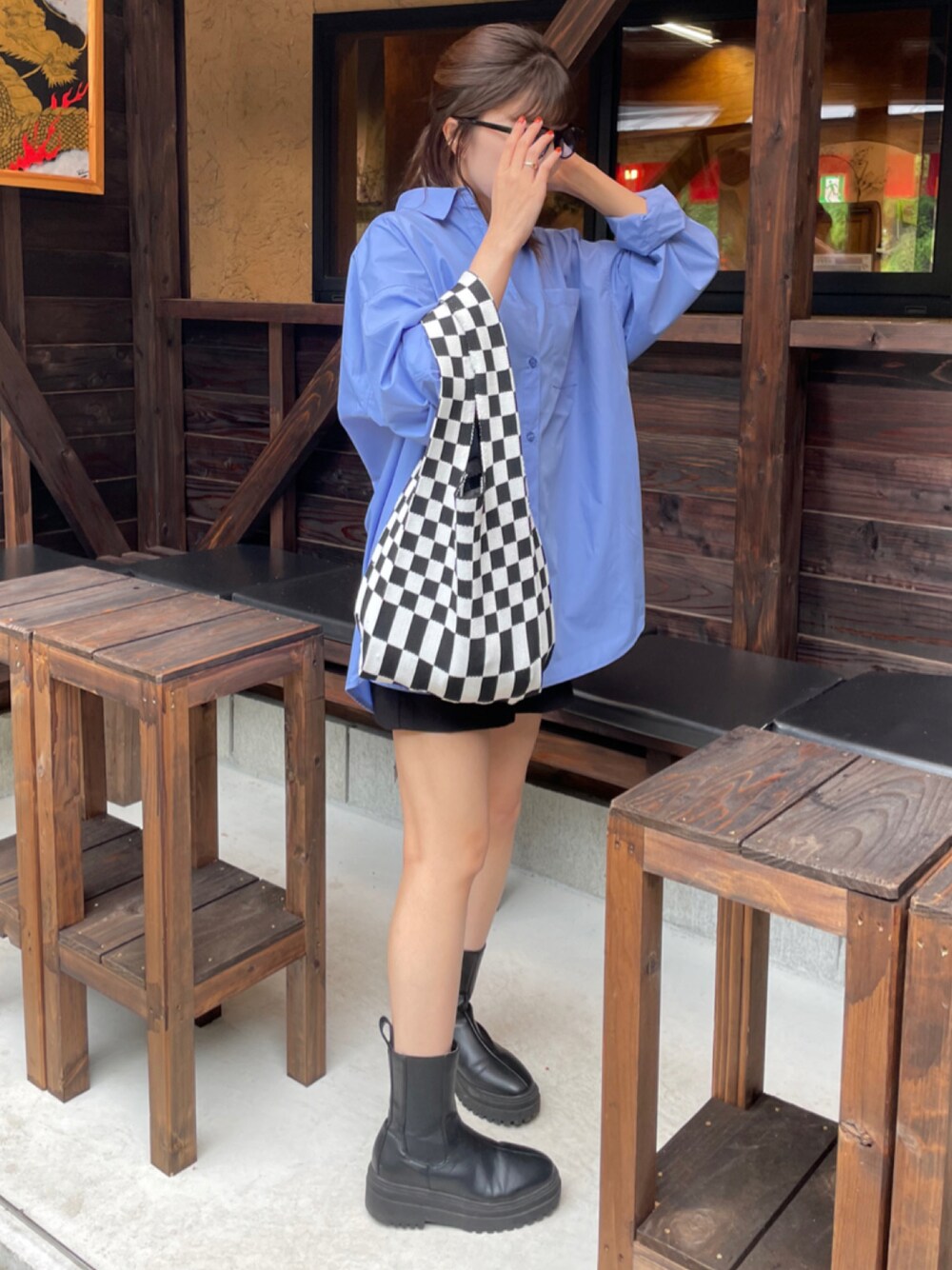 「murua、イッカ、アズールバイマウジー(AZUL by moussy)、ミスティック(mystic)、お出かけコーデ、大人カジュアル、楽チンコーデ、休日スタイル、シャツスタイル、秋コーデ、シンプルコーデ、今日のコーデ、カジュアル、おしゃれさんと繋がりたい」｜「MURUAのベーシックオーバーシャツ（シャツ/ブラウス、ブルー系）」を使った、Mochikoさん（レディース・154cm）の秋コーディネートの1枚目の写真