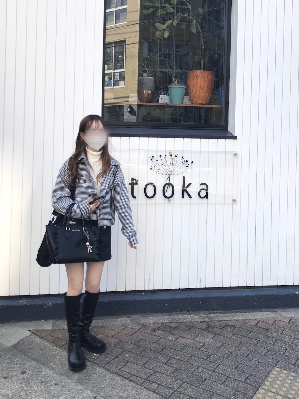 ホワイト系のニット/セーター、その他のブルゾン、ブラック系のその他パンツを着用したレディースの秋コーディネートの1枚目の写真
