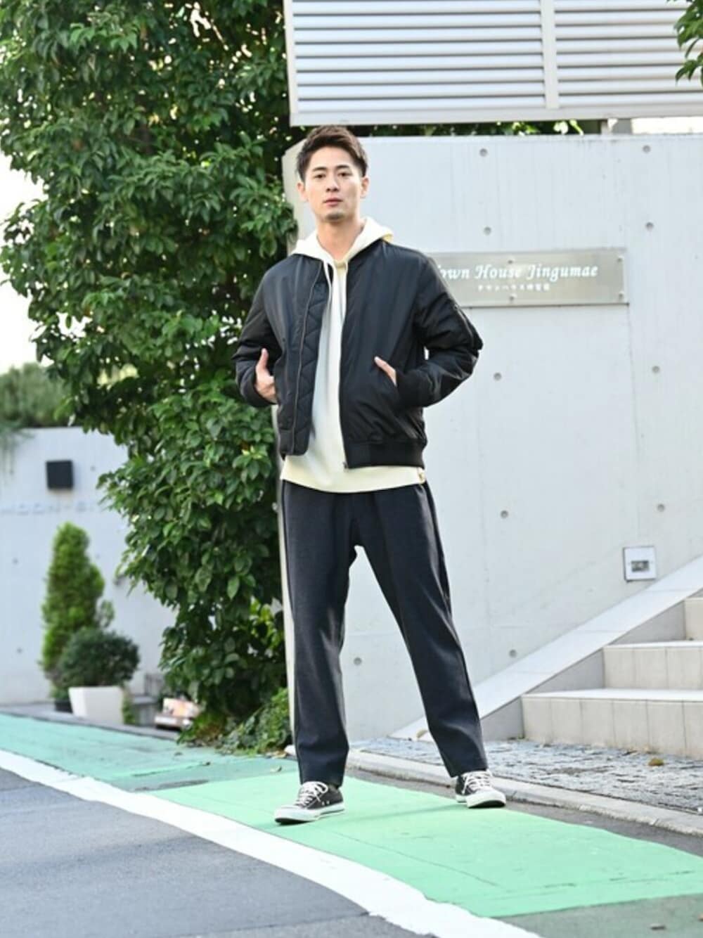 「MA-1、パーカー、navy、冬コーデ、プルオーバーパーカー、イージーパンツ、マックハウス、Machouse、URBAN COLLECTION」｜「NAVYのMA-1タイプブルゾン 撥水 中綿ジャケット（MA-1、ブラック系）」を使った、マックハウスZOZOスタイリスト メンズさん（メンズ・178cm）の冬コーディネートの1枚目の写真