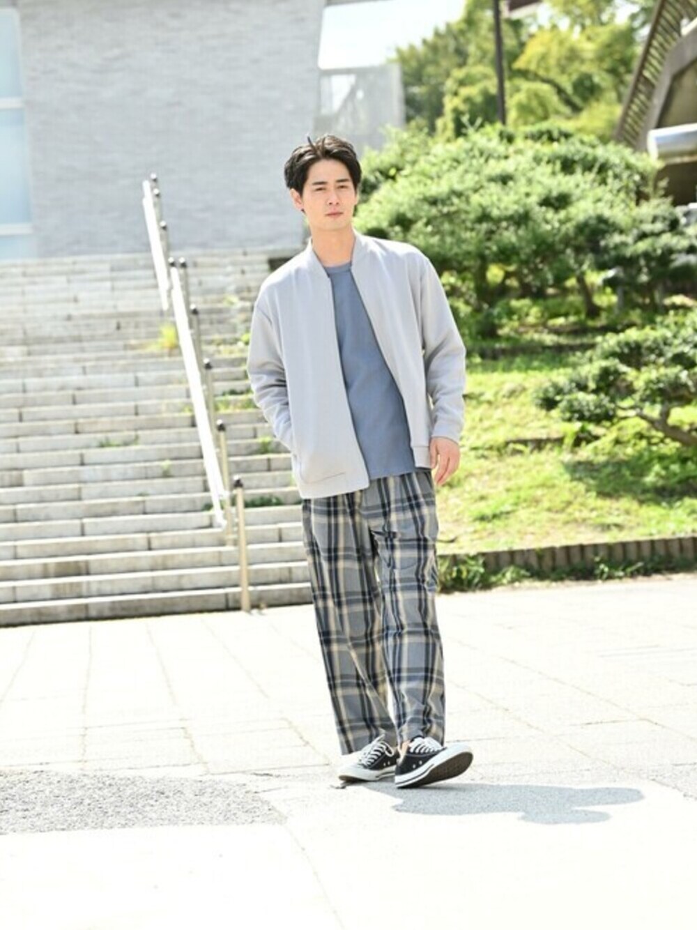 「ブルゾン、カジュアル、メンズ、マックハウス、Machouse、URBAN COLLECTION」｜「URBAN COLLECTIONのポンチ素材 オーバーサイズ ジップブルゾン（ブルゾン、グレー系）」を使った、マックハウスZOZOスタイリスト メンズさん（メンズ・178cm）の秋コーディネートの1枚目の写真