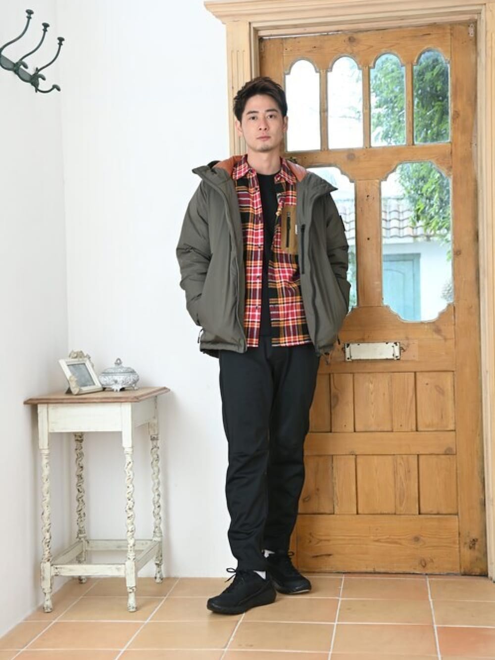 グリーン系のパーカー、ブラック系のTシャツ/カットソー、ブラック系のその他パンツを着用したメンズの冬コーディネートの1枚目の写真