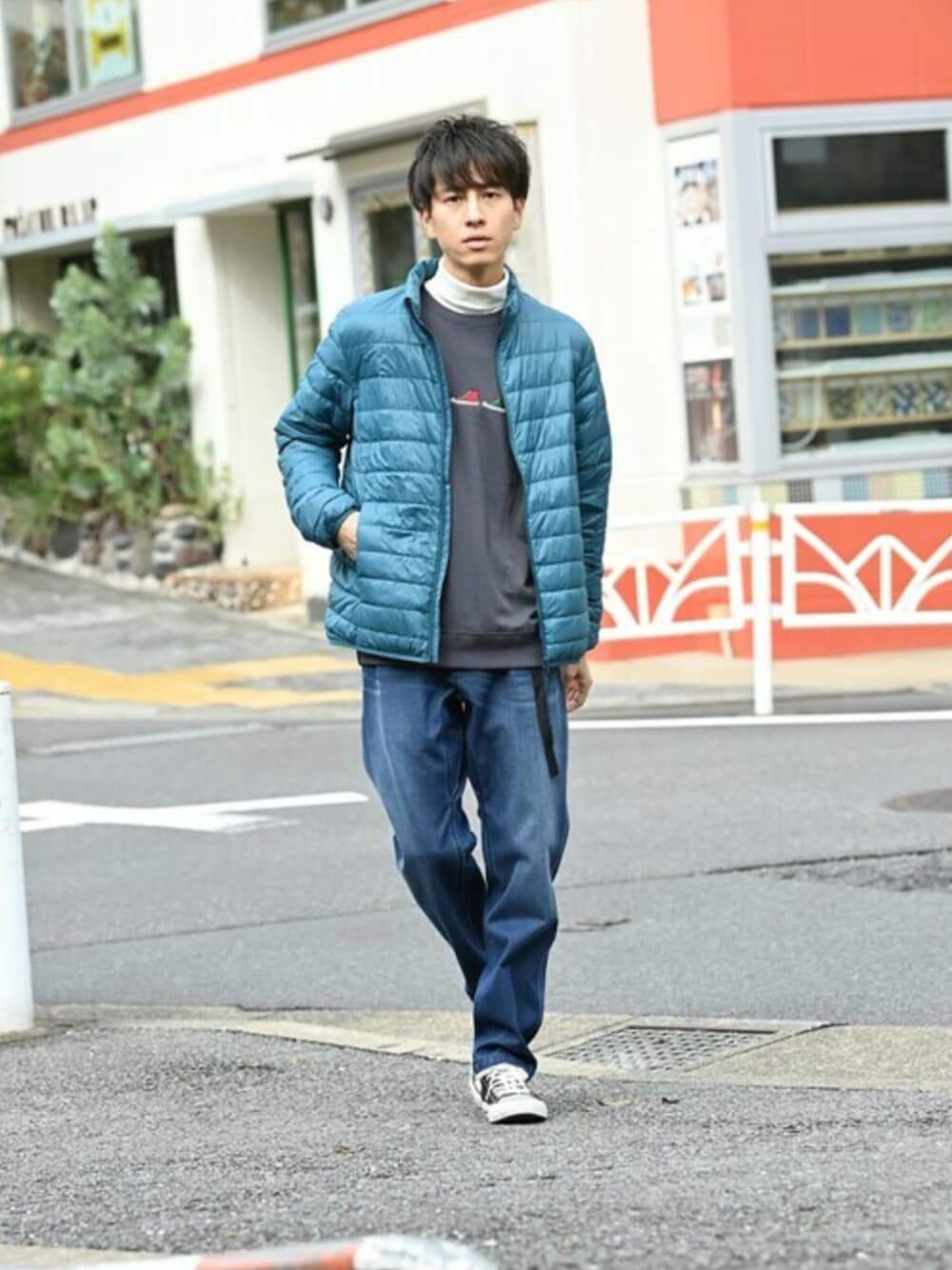 「アウター、ダウンジャケット、navy、converse、メンズ、ジョガーパンツ、マックハウス、ロングスリーブTシャツ、Machouse」｜「NAVYのスタンドライトダウンジャケット（ダウンジャケット/コート、ブルー系）」を使った、マックハウスZOZOスタイリスト メンズさん（メンズ・178cm）の秋コーディネートの1枚目の写真