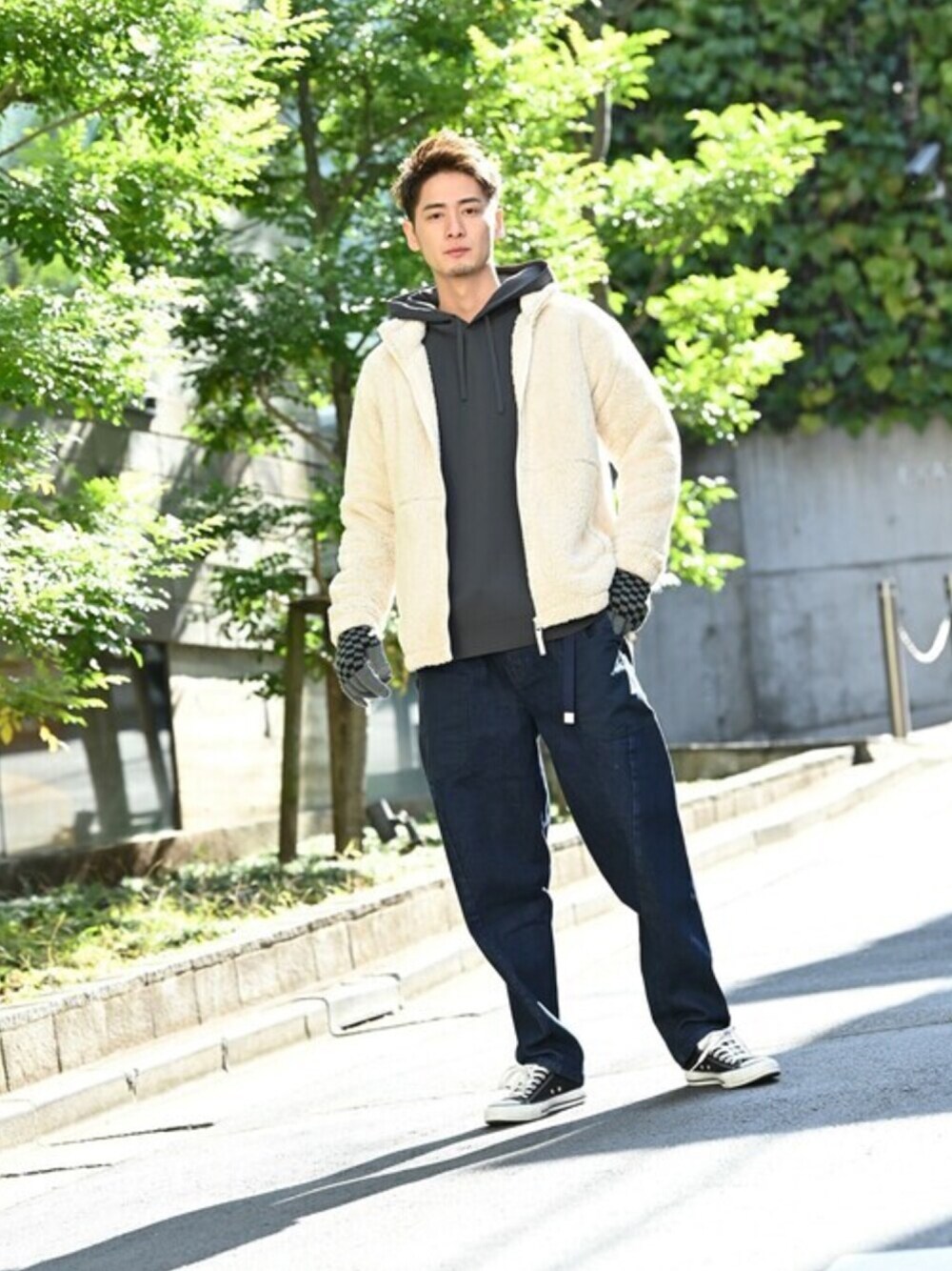 「navy、プルオーバーパーカー、ボアジャケット、カジュアルコーデ、メンズコーデ、秋冬コーデ、マックハウス、Machouse、URBAN COLLECTION」｜「NAVYのサーモソーラー スタンドボアジャケット（ブルゾン、ホワイト系）」を使った、マックハウスZOZOスタイリスト メンズさん（メンズ・178cm）の冬コーディネートの1枚目の写真