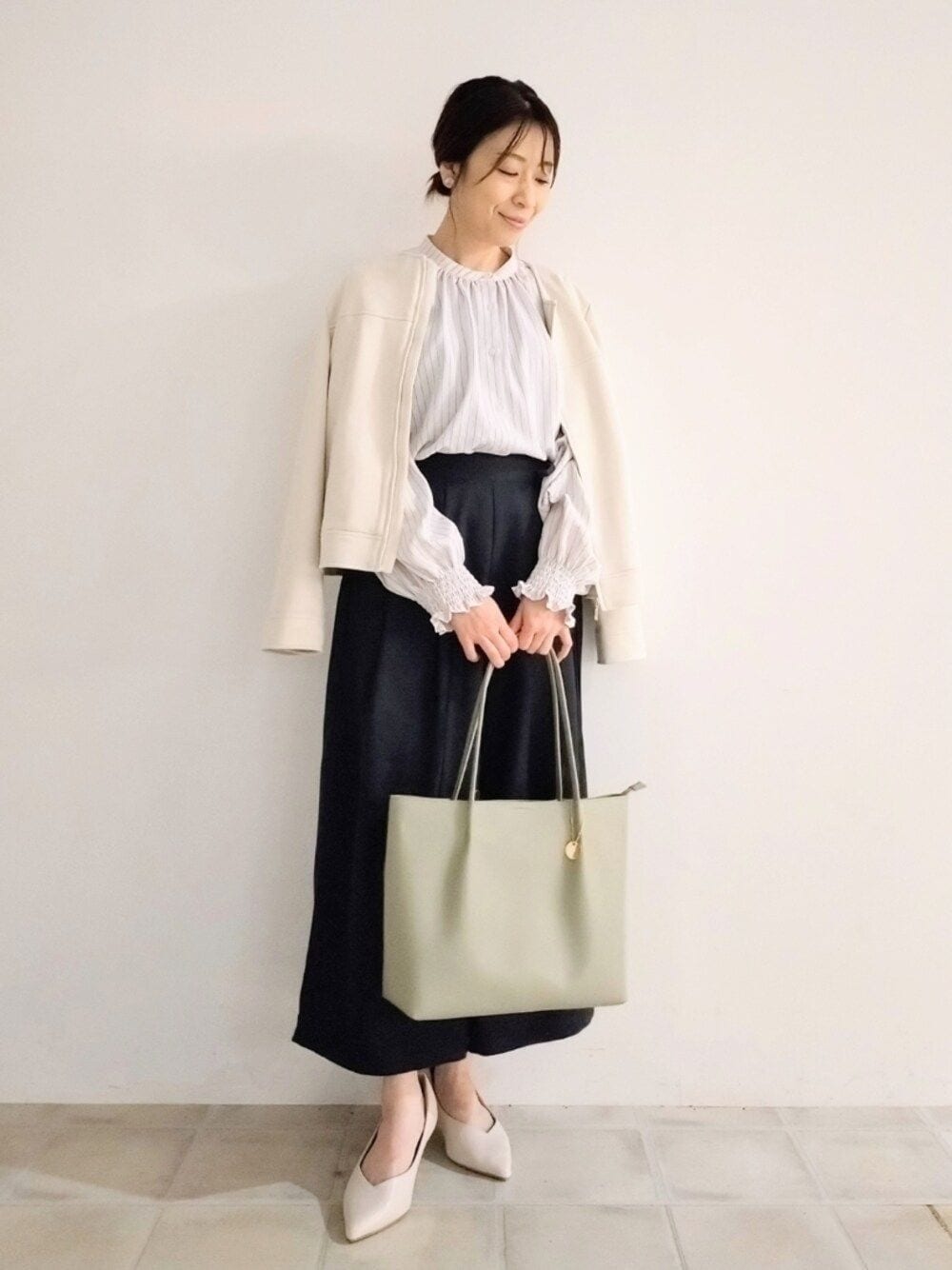 「ジャケット、春コーデ、パンツコーデ、シンプル、ストライプシャツ、ガウチョパンツ、A4サイズ収納可(バッグ サイズ)、スエード、リボン、通勤コーデ、オフィススタイル、袖コンシャス、袖ボリューム、UVカット、吸水速乾」｜「DRESKIPの【S-LL】大人上品な やわらかスウェード調ブルゾン（ブルゾン、ホワイト系）」を使った、miomioさん（レディース・157cm）の春コーディネートの1枚目の写真