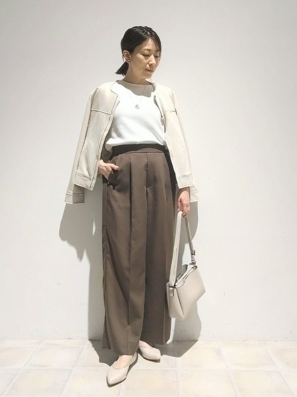 「春服コーデ、お出かけコーデ、着回しコーデ、シンプルスタイル、ブルゾンコーデ、レース、刺繍、チュール、スエード、吸水速乾、UVカット、通勤着、オフィスカジュアル、ジャケット、ブラウン」｜「DRESKIPの【S-LL】大人上品な やわらかスウェード調ブルゾン（ブルゾン、ホワイト系）」を使った、miomioさん（レディース・157cm）の春コーディネートの1枚目の写真