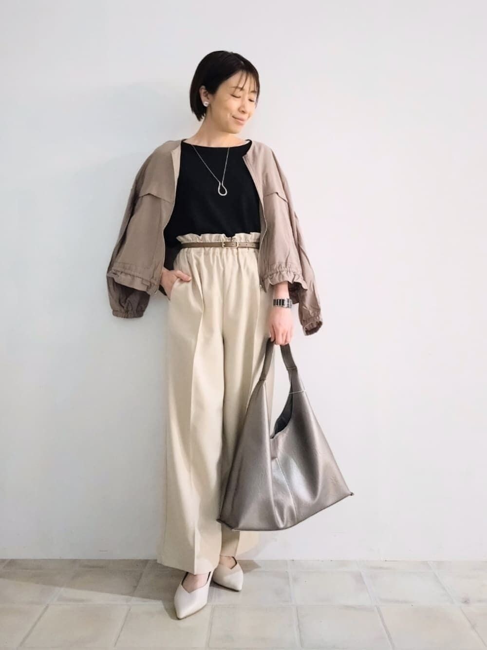 「大人コーデ、パンツコーデ、春ニット、お仕事コーデ、シアー、ブルゾン、ノーカラージャケット、ドロスト、ハイウエスト、トライアングルバッグ、ベルト、通勤着、オフィスカジュアル」｜「DRESKIPの【S-LL】7分袖ガーター編みドルマンニット（ニット/セーター、ブラック系）」を使った、miomioさん（レディース・157cm）の春コーディネートの1枚目の写真