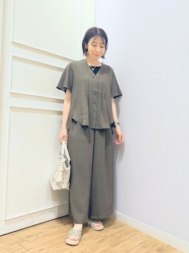 「SHOO・LA・RUE（シューラルー）の【セットアップ可/洗濯機可】サラっと着られる 麻調Ⅴネックタックブラウス（シャツ/ブラウス、グリーン系）」を使った、miomioさん（レディース・157cm）の夏コーディネート
