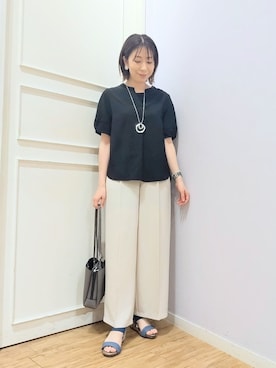 「SHOO・LA・RUE（シューラルー）の【洗濯後しわになりにくい／インせずきまる】麻調ハシゴレーススキッパーブラウス（シャツ/ブラウス、ブラック系）」を使った、miomioさん（レディース・157cm）の夏コーディネート
