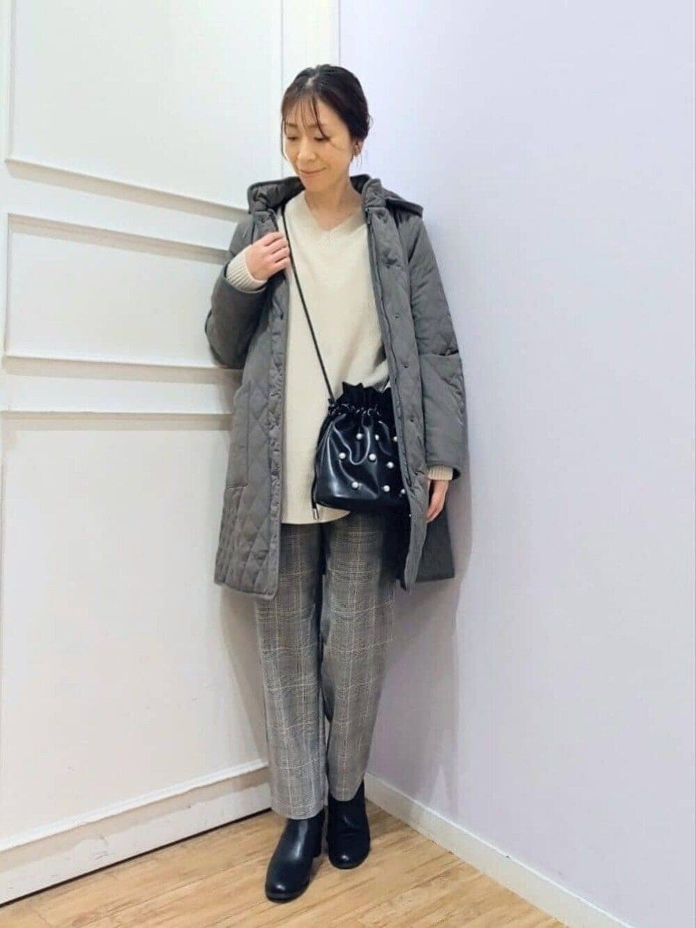 グレー系のその他アウター、ホワイト系のTシャツ/カットソー、ブラック系のショルダーバッグを着用したレディースの冬コーディネートの1枚目の写真
