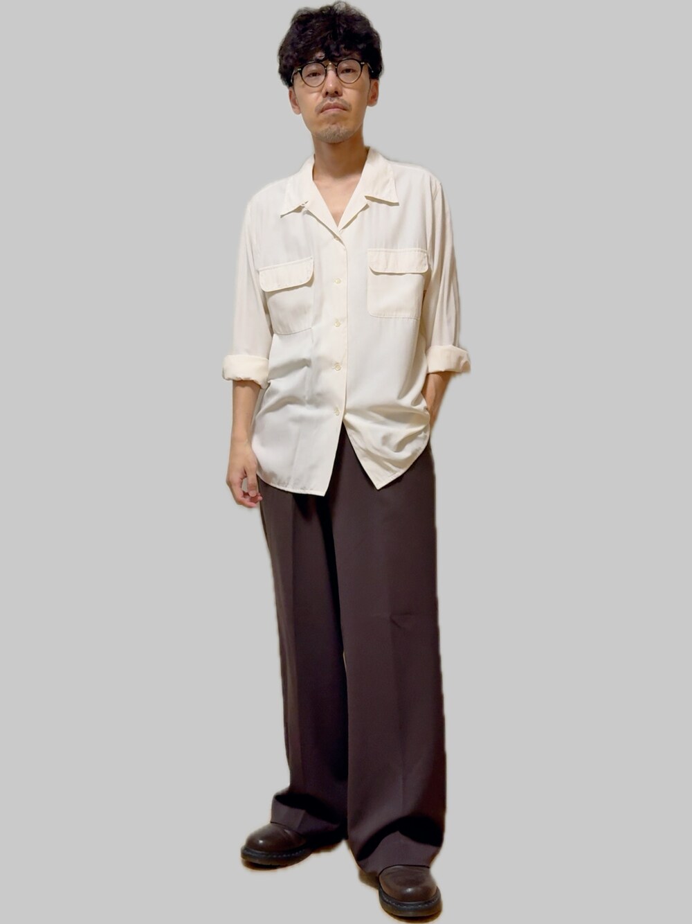 ブラウン系のドレスシューズ、ブラウン系のスラックス、ベージュ系のシャツ/ブラウスを着用したメンズの夏コーディネートの1枚目の写真