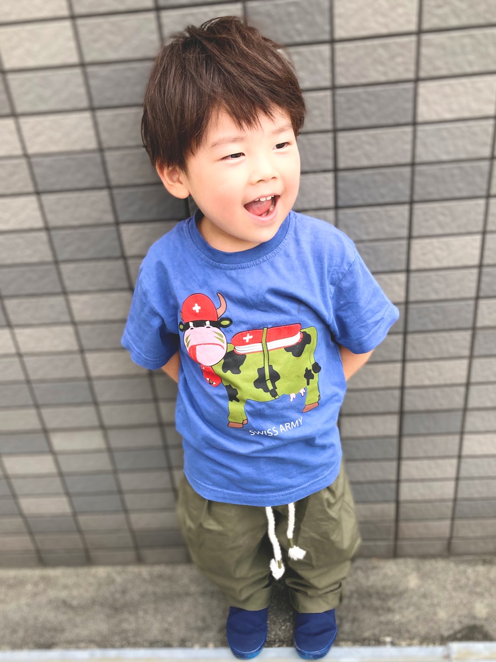 「男の子、キッズファッション、プチプラコーデ、ハイカットスニーカー、3歳男の子、夏の終わりコーデ」｜「SPLASHARTSのアイテム（Tシャツ/カットソー、ブルー系）」を使った、ｋａｎａｔａさん（キッズ・100cm）の秋コーディネートの1枚目の写真