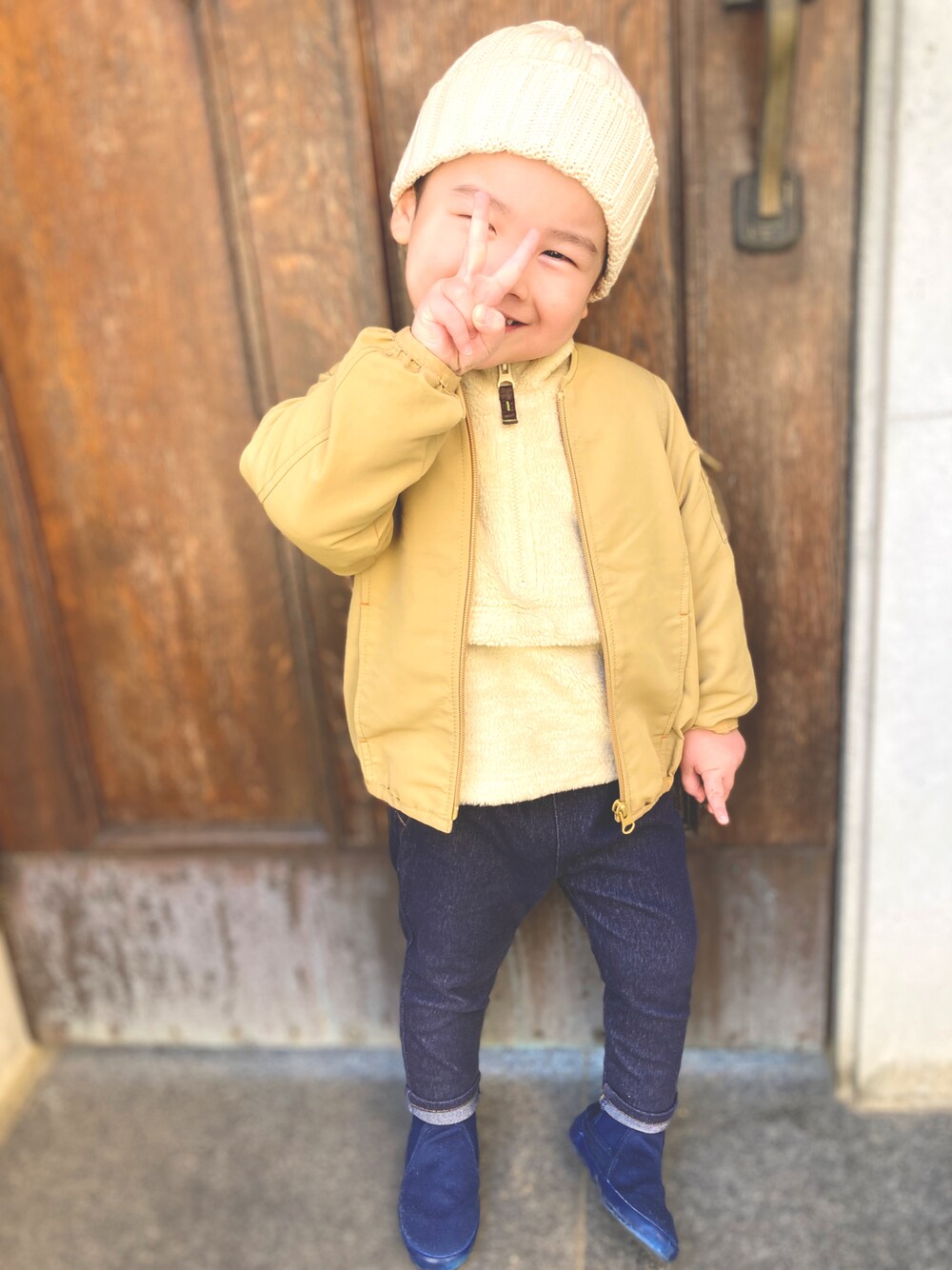 「ニット、ブーツ、アウトドアスタイル、タートルネック、キッズコーデ、男の子、秋冬コーデ、フユコーデ、3歳男の子」｜「しまむらのアイテム（ニットキャップ/ビーニー、ベージュ系）」を使った、ｋａｎａｔａさん（キッズ・100cm）の秋コーディネートの1枚目の写真