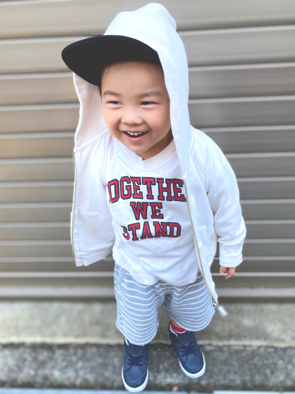 「パーカー、休日スタイル、おさんぽコーデ、秋コーデ、男の子、ストリート、キャップ、スニーカー、プチプラ、むすこーで、シンプルコーデ、3歳男の子」｜「H&Mのアイテム（キャップ、ブラック系）」を使った、ｋａｎａｔａさん（キッズ・100cm）の秋コーディネートの1枚目の写真