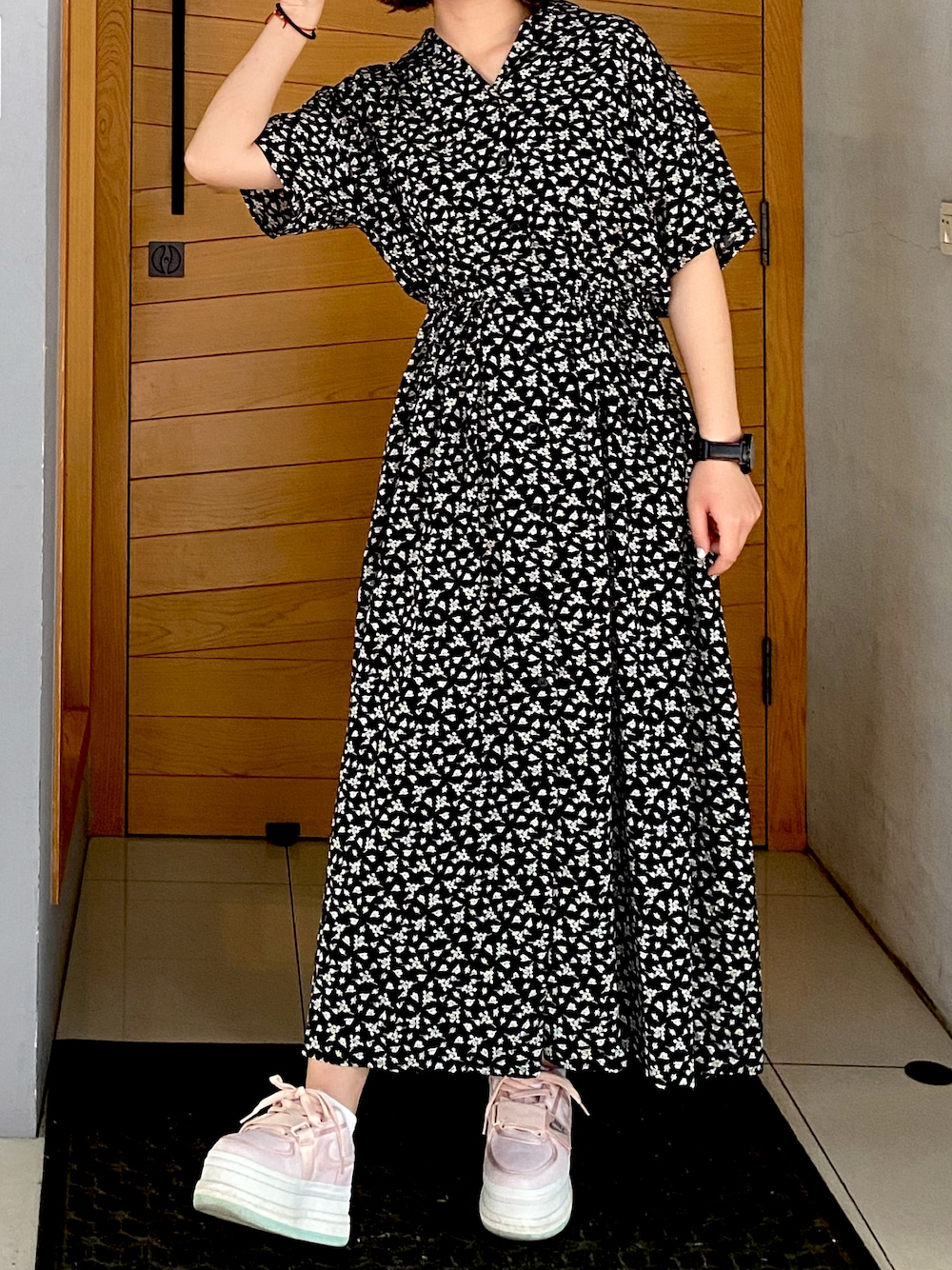 「ootd、夏、コーディネート、花柄ワンピース」｜「LOWRYS FARMのカイキンシャツワンピ／ＳＳ　834633（ワンピース、ブラック系）」を使った、ずずさん（レディース・160cm）の秋コーディネートの1枚目の写真