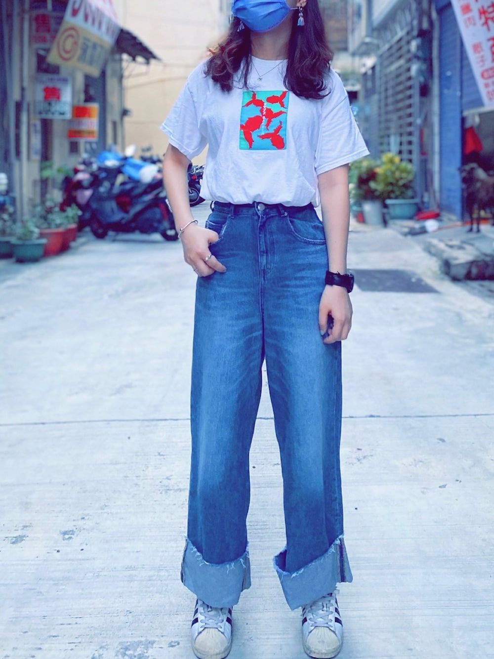 「ootd、outfit、夏、コーディネート」｜「タカシズBARBER x TENBOXのアイテム（Tシャツ/カットソー、ホワイト系）」を使った、ずずさん（レディース・160cm）の秋コーディネートの1枚目の写真