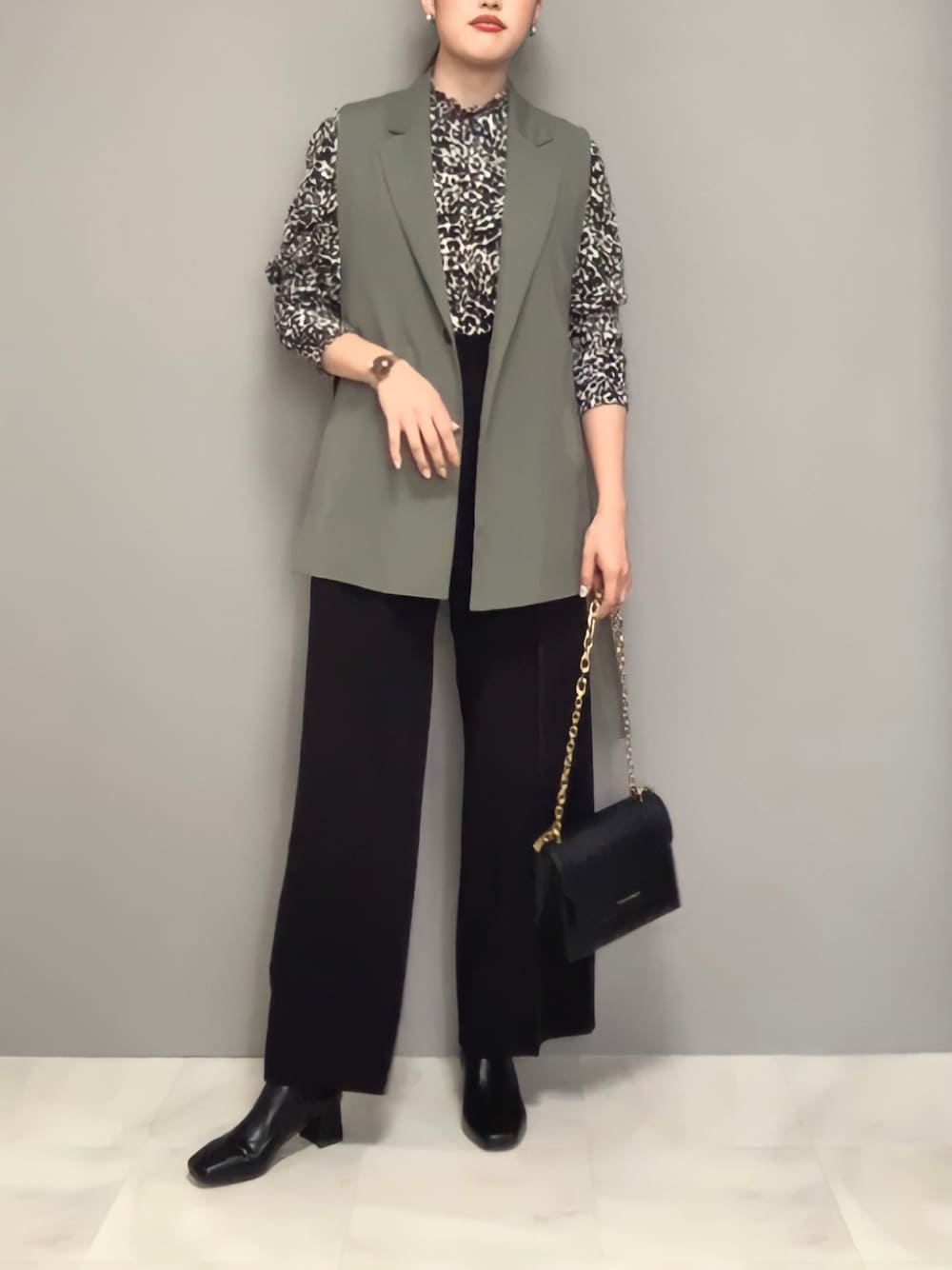 「ブーツ、レオパード、ZARA、休日スタイル、ジレ、きれいめカジュアル、ストレートパンツ、黒パンツ、クール、オトナカジュアル、秋コーデ、だから秋服が好き」｜「ZARAのアイテム（シャツ/ブラウス、ブラック系）」を使った、𝐲𝐮_𝐦𝐢𝐧さん（レディース・162cm）の秋コーディネートの1枚目の写真