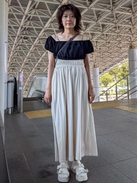 「H&M（エイチ・アンド・エム）のアイテム（ワンピース、ベージュ系）」を使った、堀井可奈さん（レディース・164cm）の夏コーディネート