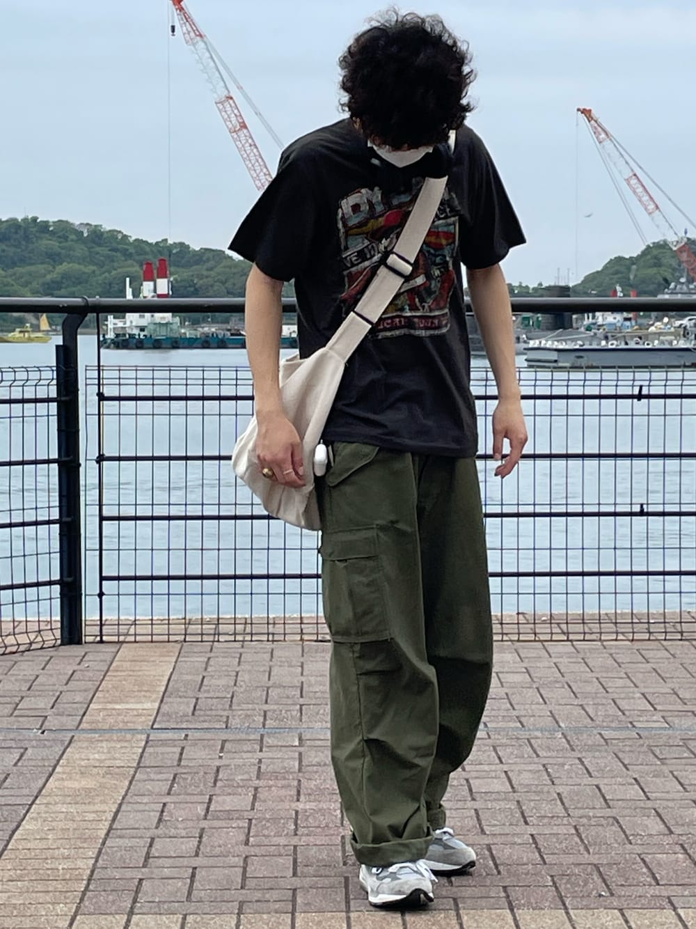 「夏、大人カジュアル、アメカジ、ミリタリー、スニーカー、古着コーデ、古着好きな人と繋がりたい、おしゃれさんと繋がりたい、シンプルコーデ」｜「Amazonのアイテム（メッセンジャーバッグ、ベージュ系）」を使った、gurekanta0919さん（メンズ・173cm）の春コーディネートの1枚目の写真