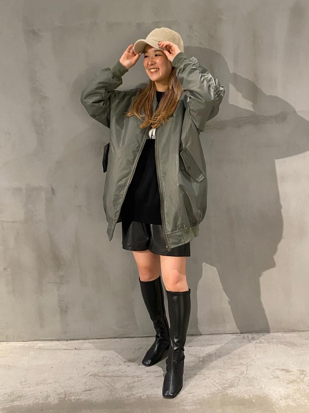 「オトナ女子、高身長コーデ、カジュアルコーデ、ビックシルエット、メンズアイテム、MA-1、ロゴニット、キャップ、キャップ女子、シャギーキャップ、ブラックコーデ、ショートパンツ、レザーショートパンツ、コロニー、コロニー2139」｜「COLONY 2139のシャギーキャップ（キャップ、ホワイト系）」を使った、meiさん（レディース・166cm）の秋コーディネートの1枚目の写真