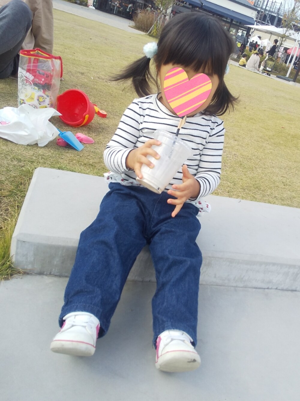 「女の子、カジュアル、秋コーデ、休日スタイル、スニーカーコーデ、1歳、キッズコーデ」｜「Birthdayのアイテム（デニムパンツ、ブルー系）」を使った、にゃにゃ@２歳さん（キッズ・90cm）の秋コーディネートの1枚目の写真