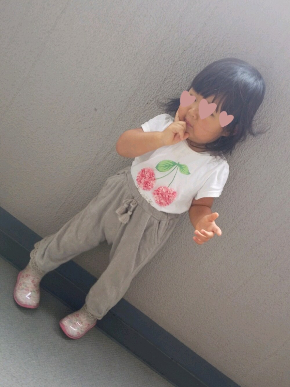 「1歳、女の子、キッズコーデ、レインブーツ、プティマイン、大好き」｜「petit mainのアイテム（Tシャツ/カットソー、ホワイト系）」を使った、にゃにゃ@２歳さん（キッズ・90cm）の夏コーディネートの1枚目の写真