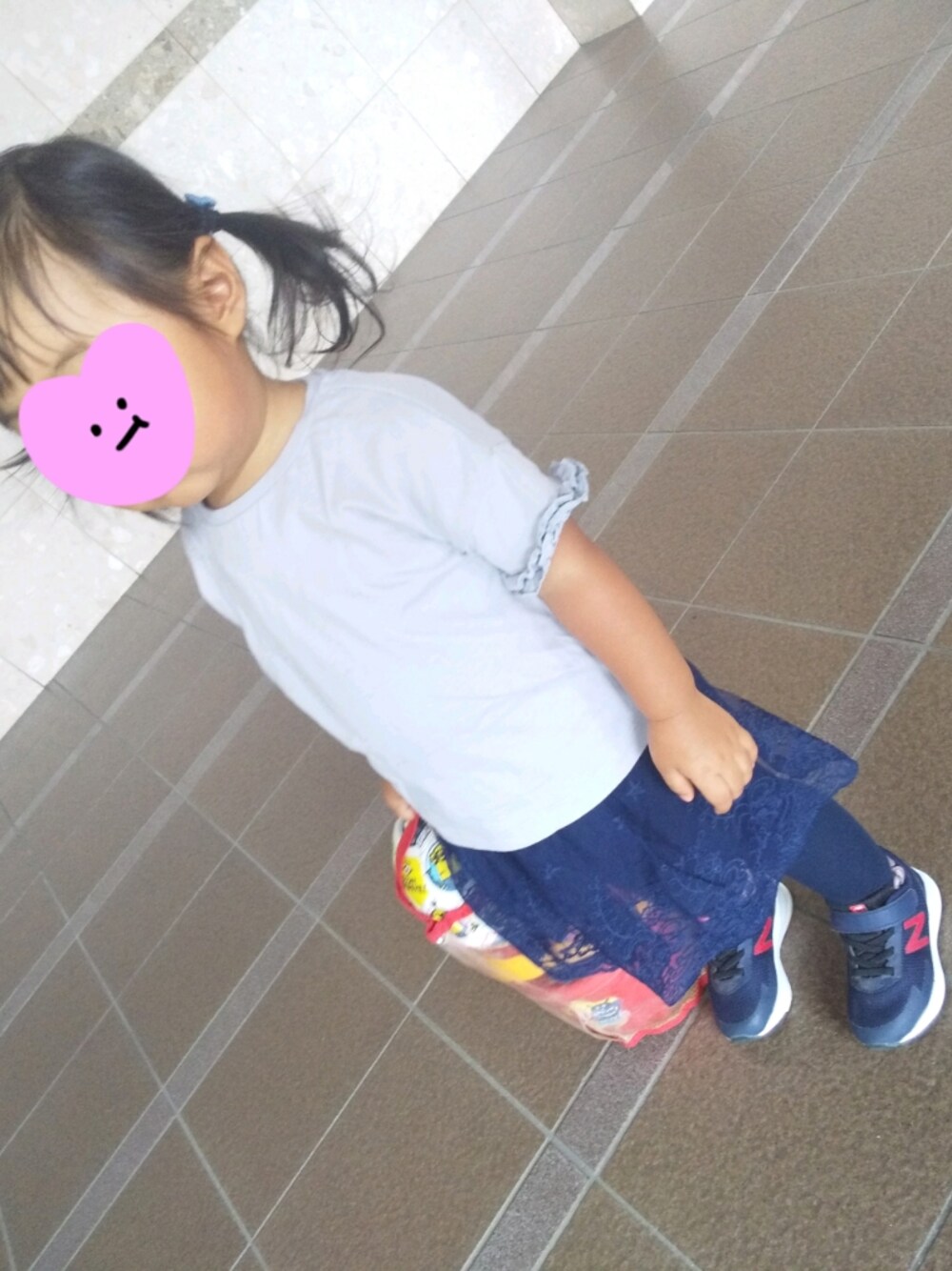 「おんなのこ、ベビーコーデ、Tシャツ、キッズコーデ」｜「NEW BALANCEのアイテム（スニーカー、ブルー系）」を使った、にゃにゃ@２歳さん（キッズ・90cm）の秋コーディネートの1枚目の写真