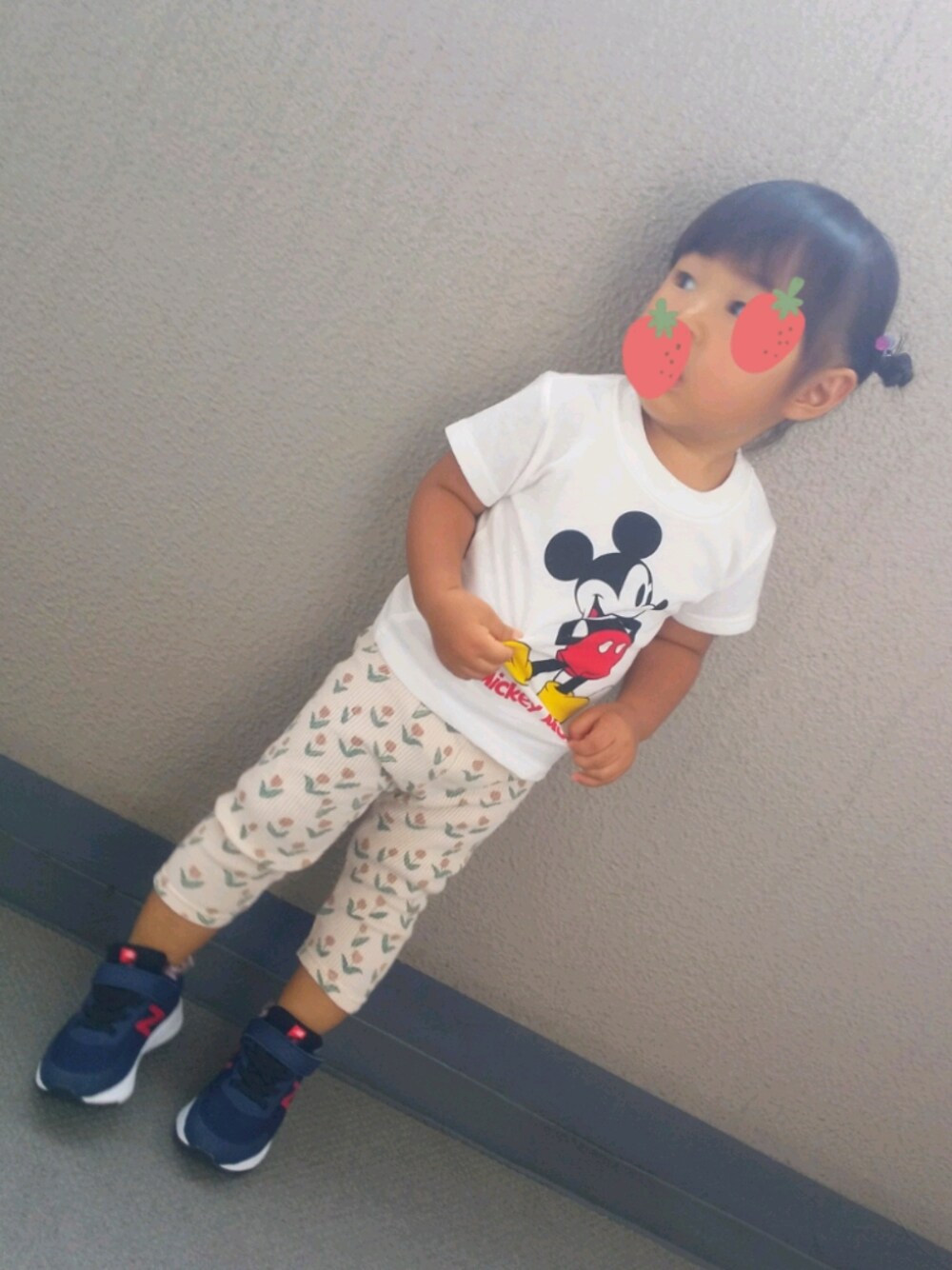 「1歳、女の子、おんなのこ、キッズコーデ、ベビーコーデ、西松屋、スニーカー」｜「西松屋のアイテム（Tシャツ/カットソー、ホワイト系）」を使った、にゃにゃ@２歳さん（キッズ・90cm）の秋コーディネートの1枚目の写真