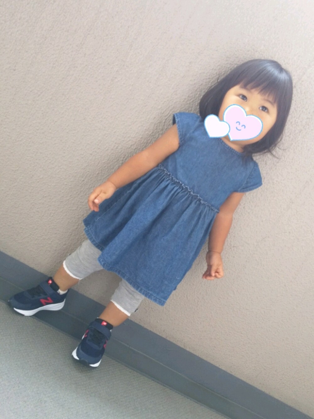 「プチプラ、1歳、女の子、おんなのこ、キッズファッション、デニムワンピース」｜「NEW BALANCEのアイテム（スニーカー、ブルー系）」を使った、にゃにゃ@２歳さん（キッズ・90cm）の秋コーディネートの1枚目の写真