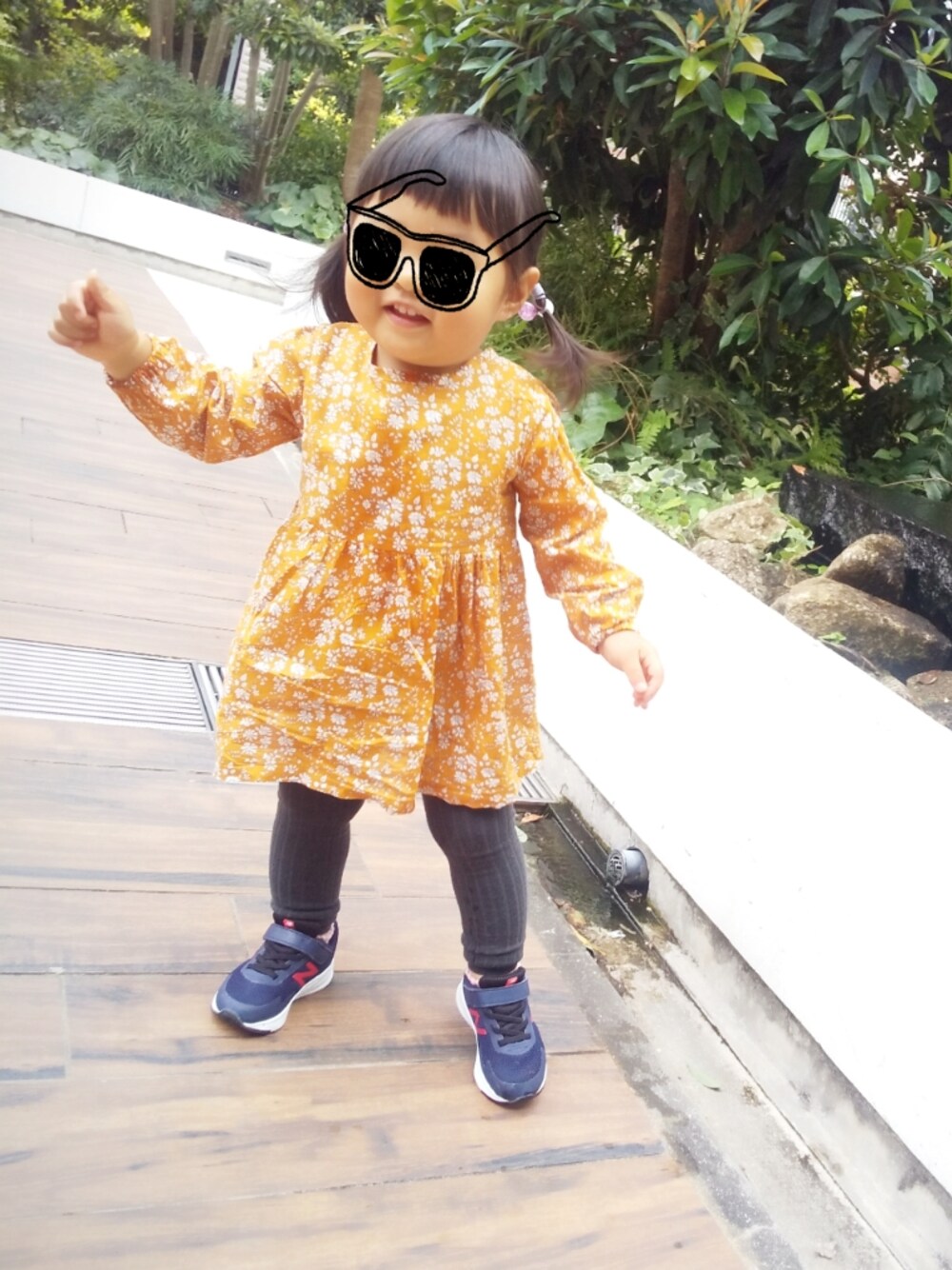 「秋コーデ、キッズファッション、スニーカー、プチプラ、おんなのこ、1歳、女の子」｜「NEW BALANCEのアイテム（スニーカー、ブルー系）」を使った、にゃにゃ@２歳さん（キッズ・90cm）の秋コーディネートの1枚目の写真