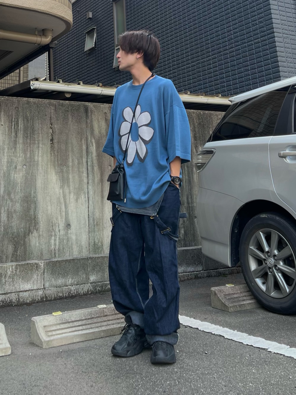 「アツいコーデ全部見せ、デニム、ストリート、淡色コーデ、ショルダーバッグ、秋服準備はじめました、カラー×コーデ、ミニバッグ、韓国ファッション、休日スタイル、低身長コーデ、サロペット、スニーカー、きれいめカジュアル、プチプラ」｜「Alfred Alexのフラワージャガードショートスリーブニット（ニット/セーター、グレー系）」を使った、かわぐちのりひささん（メンズ・168cm）の夏コーディネートの1枚目の写真