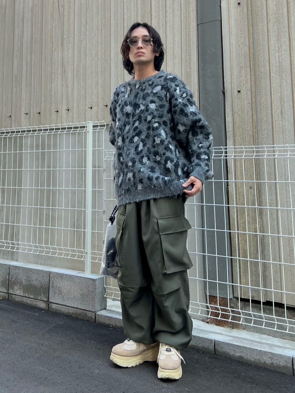 「秋コーデ、メガネ男子、プチプラ、カーキ、テーマパークコーデ、ハロウィン、トートバッグ、お出かけコーデ、ニット、レオパード、厚底シューズ、カーゴパンツ、モヘアニット」｜「BAYFLOWのWEB限定 モヘヤコンジャガードニットプルオーバー（ニット/セーター、グレー系）」を使った、かわぐちのりひささん（メンズ・168cm）の秋コーディネートの1枚目の写真